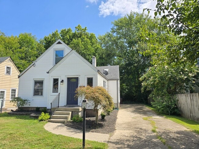 Welcome to this beautifully updated 3-bedr... - Welcome to this beautifully updated 3-bedr... House
