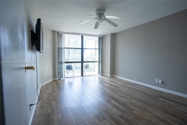 Photo - 800 Parkview Dr Unit 512