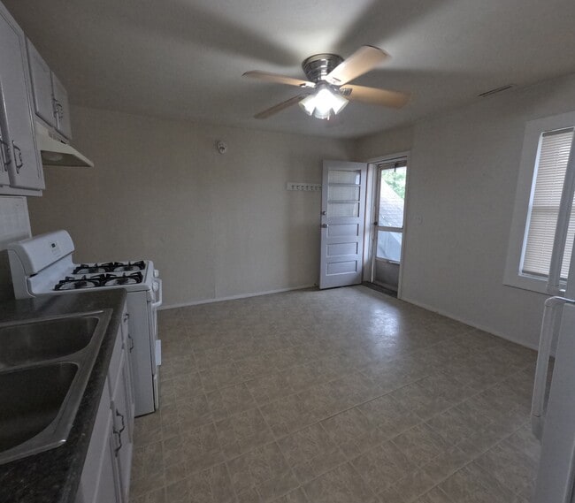 Photo - 724 E Lawrence St