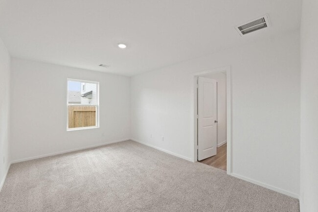 Photo - 925 Sutherland Fls St