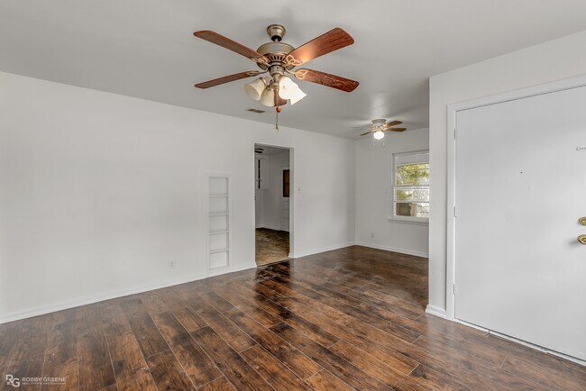 Photo - 1515 Leslie St