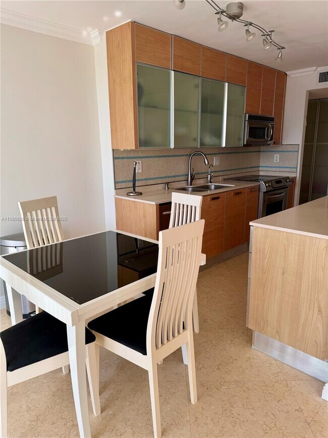 Photo - 230 174th St Unidad 1602