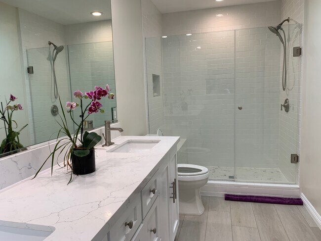 Master bath with double sinks - 2516 Stoner Ave