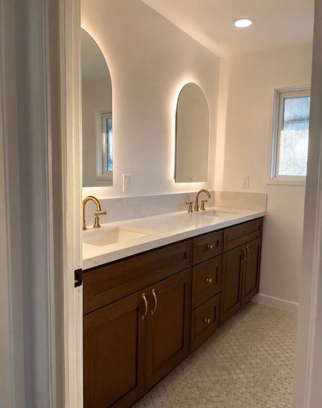 Bathroom with dual Sinks