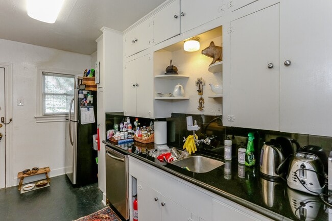 Photo - 1740 Banks St