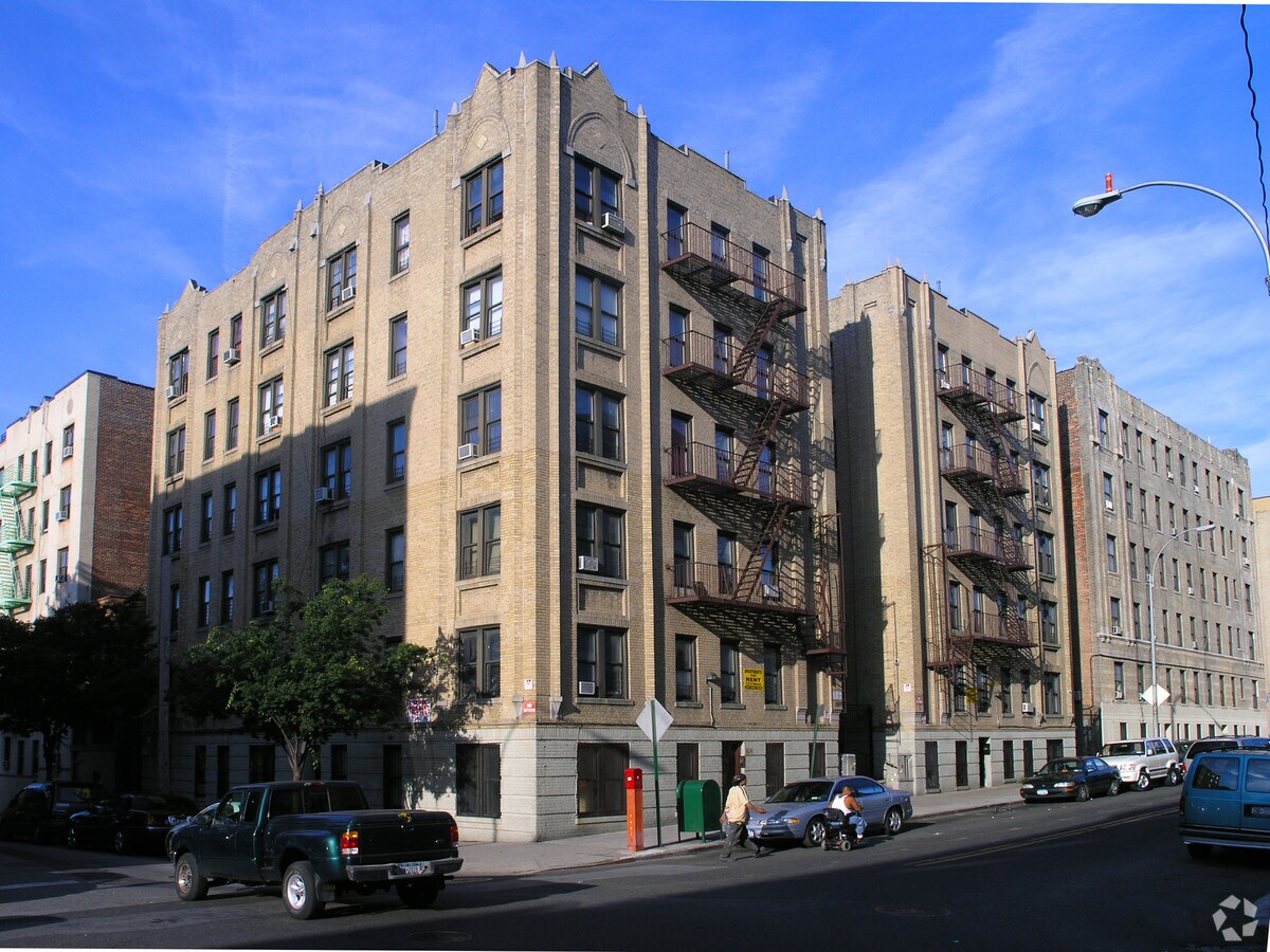 Photo - 1781 Clay Ave