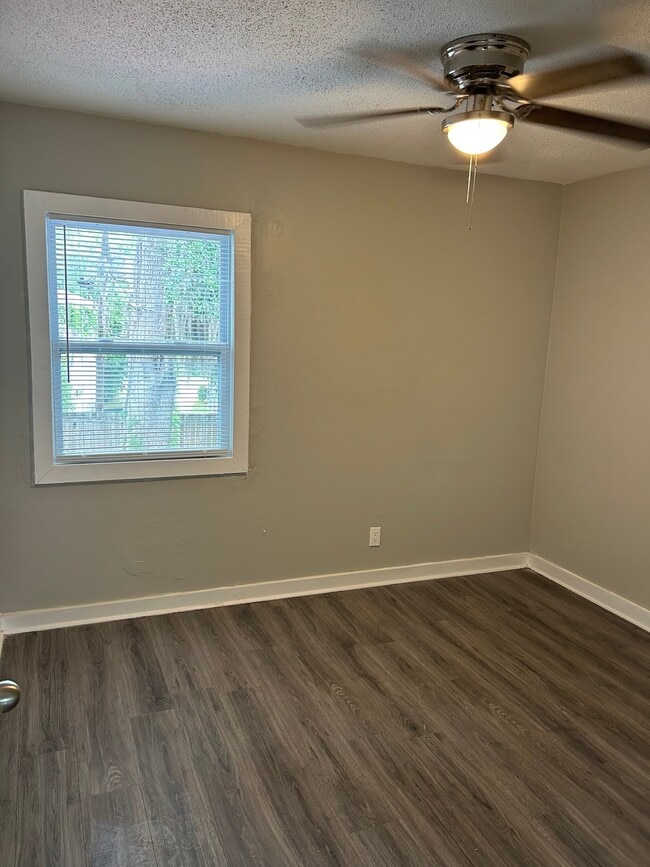 Photo - 2508 Oak Forest Dr Unit B
