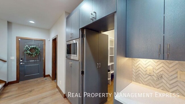 Photo - Beautiful 7 Bedroom 4 Bath Residence with ...