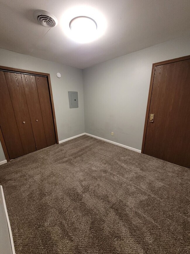 Photo - Updated Unit Right on Main Street in Bowling Green! Unit 8