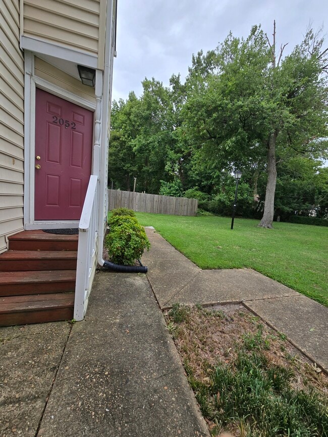 Building Photo - 2052 Elmhurst Ln Rental
