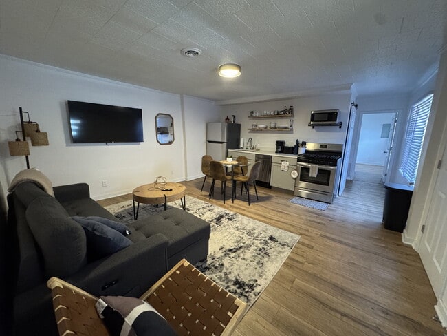 fully furnished 2-bedroom, 1-bath upper duplex