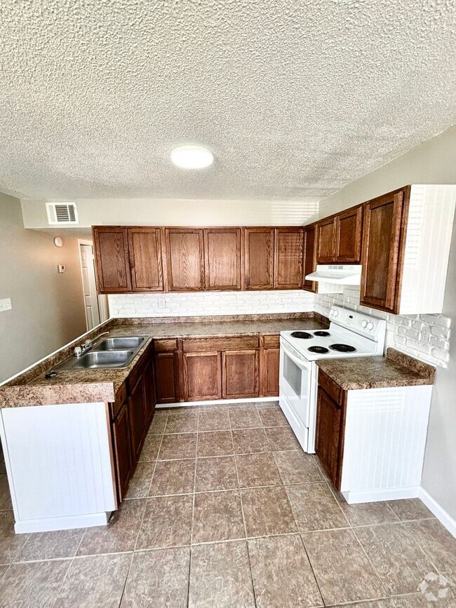 Building Photo - 1/2 off the first month's rent with a secu... Rental