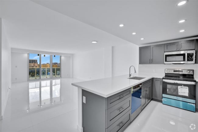 Building Photo - 3800 S Ocean Dr Rental