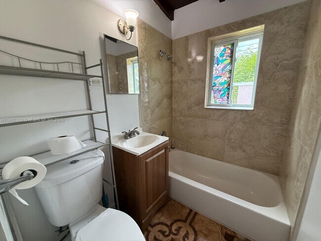 Photo - 381 NW 16th St