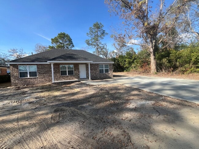 Photo - 405 Smith St