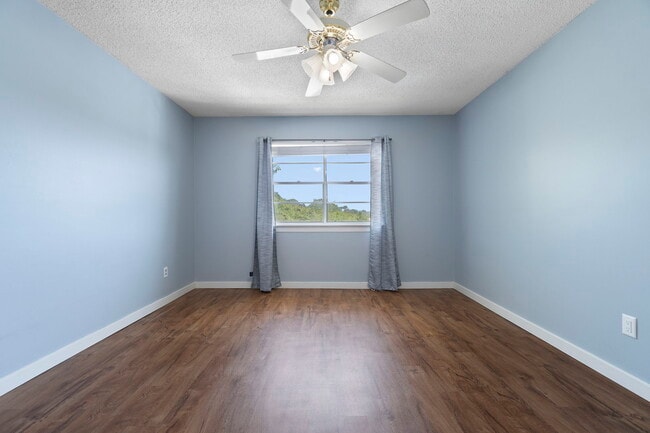 Photo - 1100 Shoreline Dr