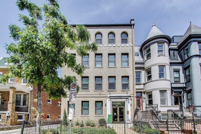 Building Photo - 1461 Girard St NW Unit 400