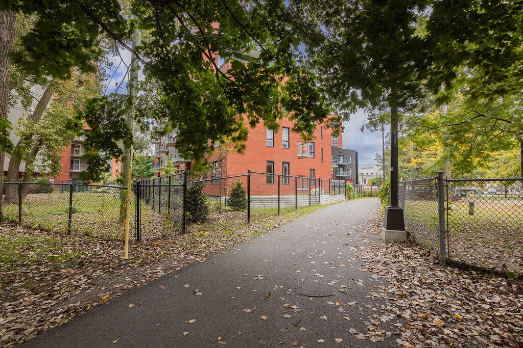 Photo - 2929 VICTORIA