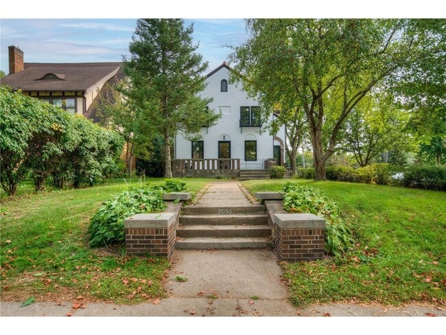 Photo - 2056 Summit Ave