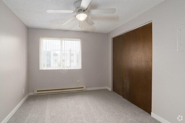 2BR, 2BA - 925SF - Bedroom