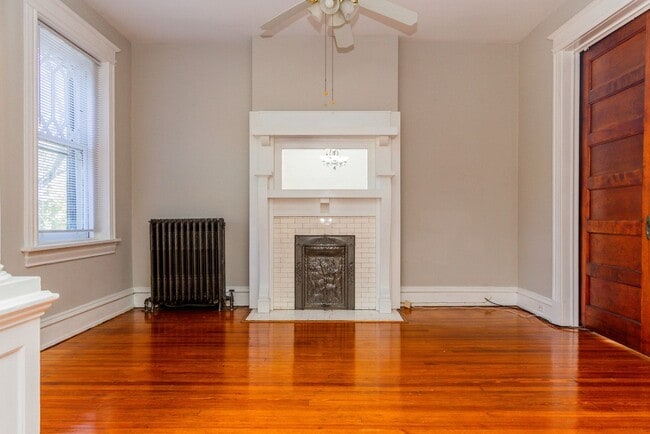 Building Photo - 2205 Floyd Ave Unit Apt #2nd Fl A