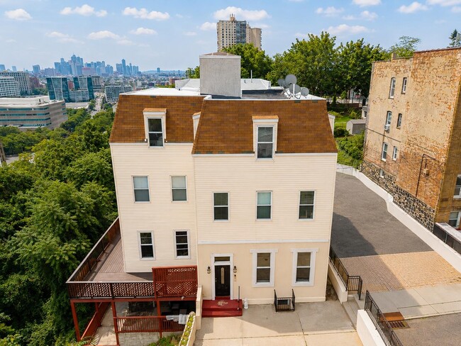 Building Photo - 5 Oak St Unit 2