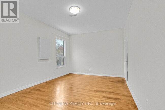 Photo - 345 Dundas St E