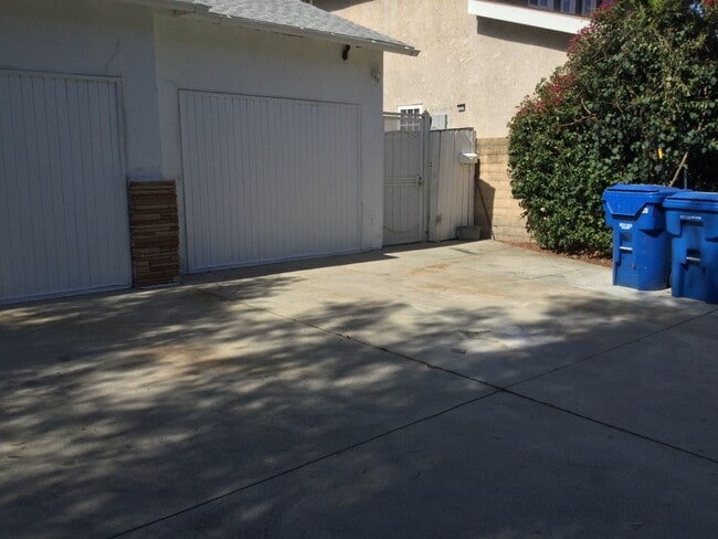 Photo - 20957 Community St