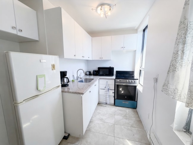 Building Photo - 249 Logan Ave Unit 6