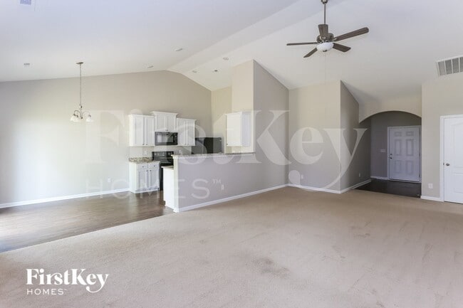 1373 Waylon Ave