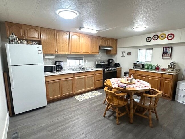 280 Bullion Rd
