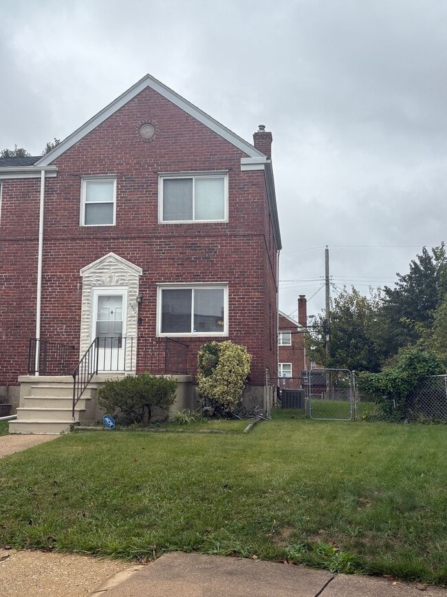 Building Photo - Charming End-Unit Townhome