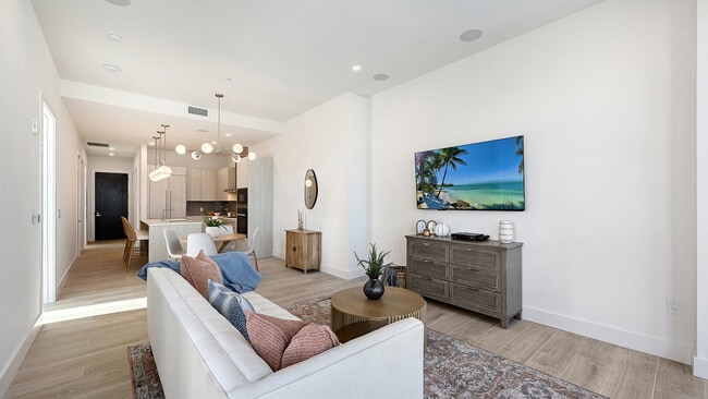 Staged Furnishings LvRm - 33 S Palm Ave Unit The DeMarcay