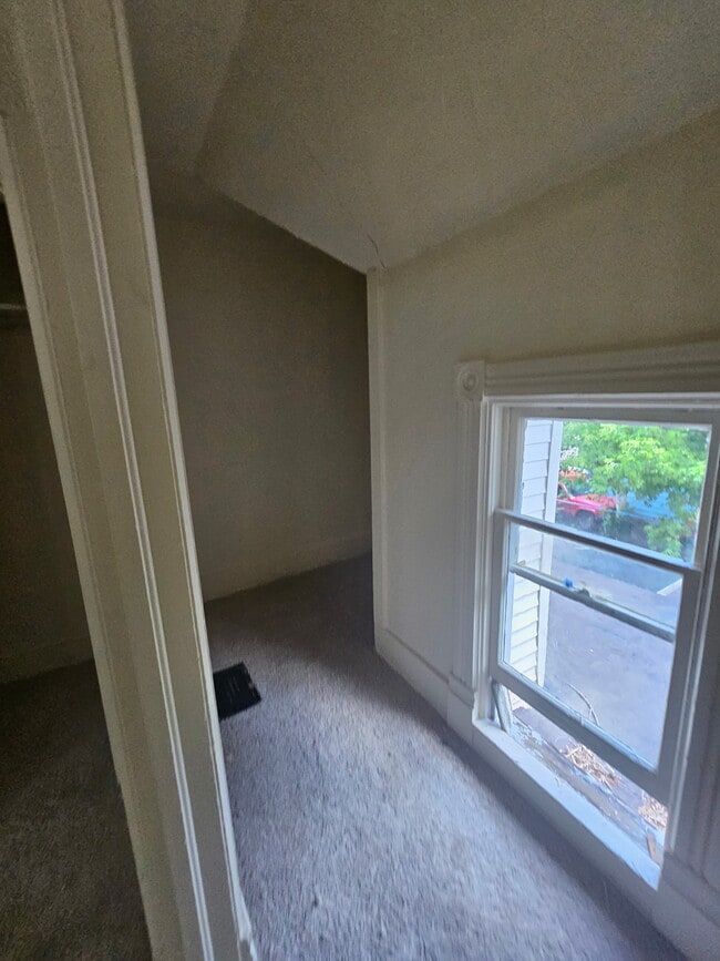 122 Oak St Unit 122 1/2 Oak St