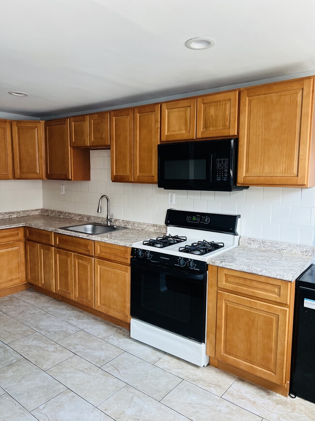 Building Photo - 130 Spring Valley Rd