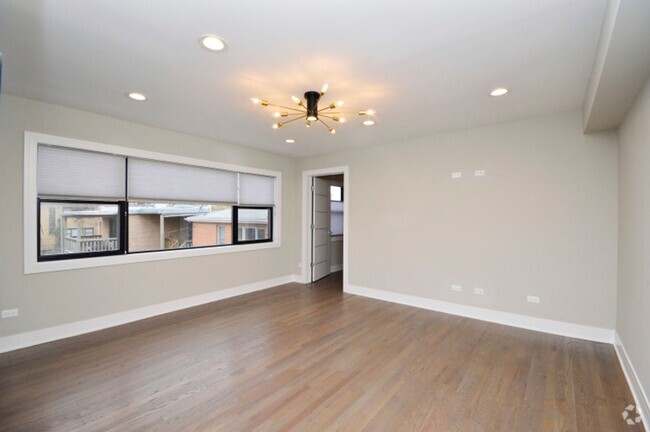 Building Photo - Stunning Andersonville Top Floor 1 Bed Apa... Unit # 305 (5710 C-5) Rental