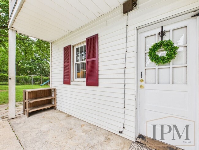 Photo - Available Now Beautiful 4 Bedroom Home with Garage, Central Air & Large Yard in York City.