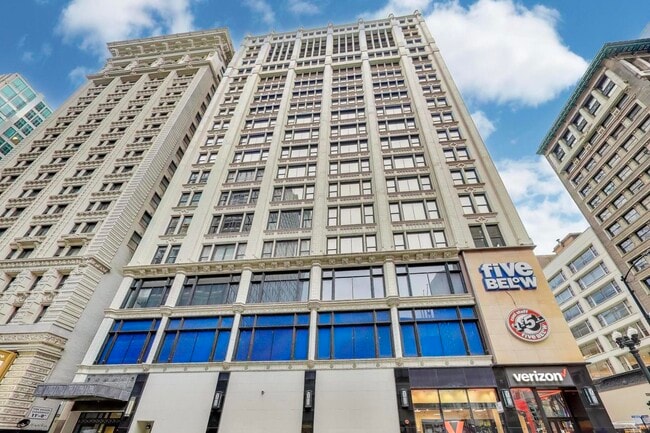 Building Photo - 8 W Monroe St Unit 704