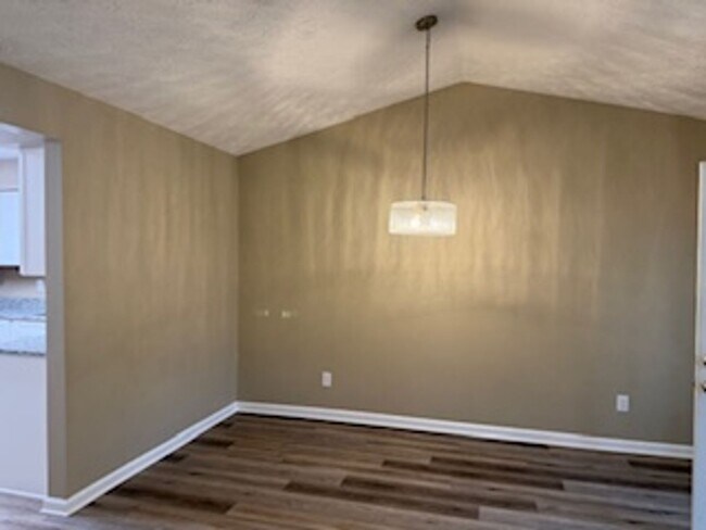 Photo - Knoxville 37934 - 2 bedroom, 2 bath condo - Contact Susan Niedergeses (865) 300-4722