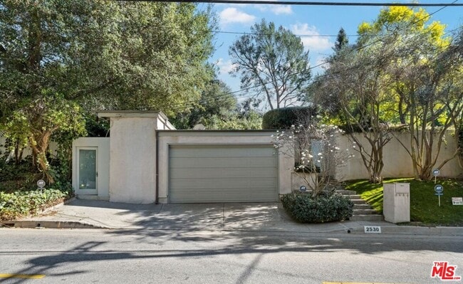 Building Photo - 2530 Hutton Dr