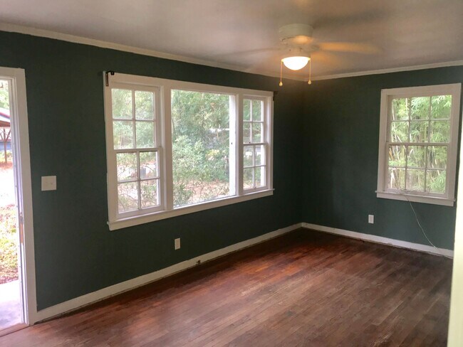 1 Sherwood Ln