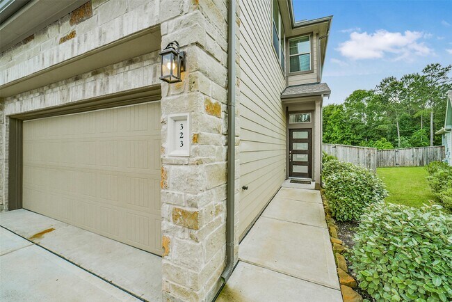 Photo - 323 N Spotted Fern Dr
