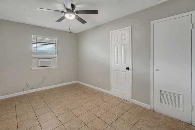 Photo - 4718 Carmen St