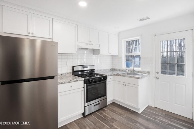 Building Photo - 28 Oak Ln