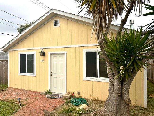 Building Photo - 2107 Sunset Ave