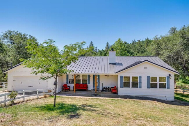 Building Photo - Beautiful 4-bedroom home situated on a pri...