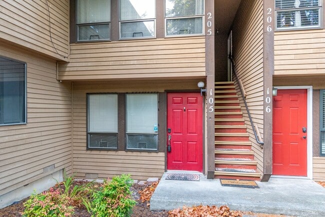 Building Photo - 2 Bedroom Ground Floor Condo Unit 105