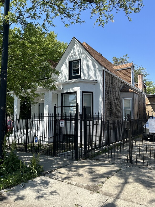 Building Photo - 2720 W Harrison St