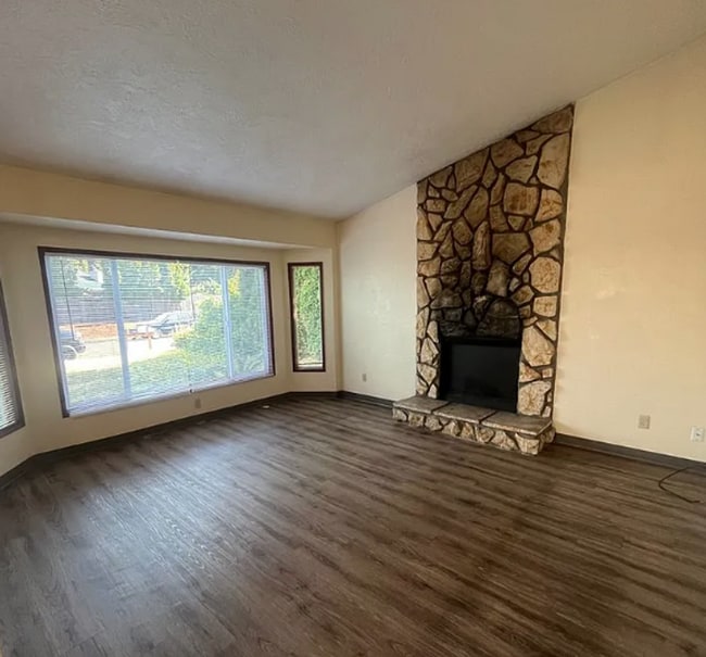 Photo - Spacious 3 Bedroom Home with Fenced Yard & Oversized Garage in Eugene