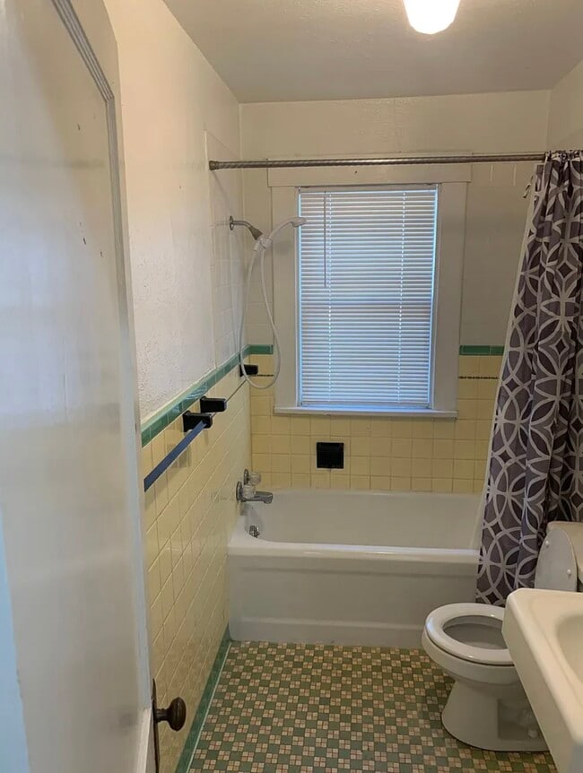 Building Photo - 205 E Pershing Blvd Unit 4